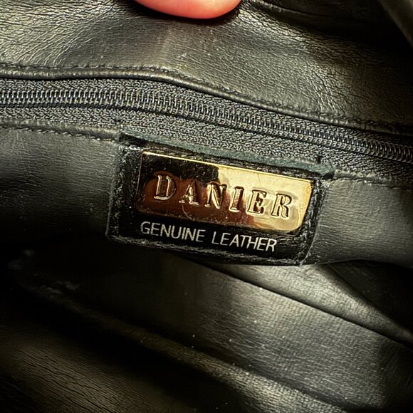 Danier Genuine Leather Shoulder Bag – VGUC – Practical & Stylish - Picture 4 of 8